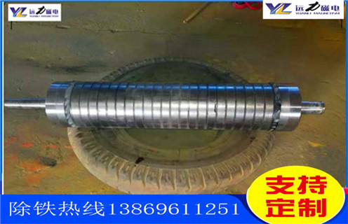 石英砂除鐵磁選機(jī)的性能特點(diǎn)_釩鈦鐵礦石英砂除鐵磁選機(jī)的性能特點(diǎn)型號(hào)參數(shù)及磁場(chǎng)強(qiáng)度，石英砂除鐵磁選機(jī)按磁場(chǎng)的強(qiáng)度分強(qiáng)磁除鐵機(jī)和低磁除鐵機(jī)，強(qiáng)磁除鐵機(jī)的磁場(chǎng)強(qiáng)度在12000高斯到15000高斯之間，低磁除鐵機(jī)的磁場(chǎng)強(qiáng)度在3000高斯左右。不同的礦物的則需要不同的選礦設(shè)備，結(jié)構(gòu)性質(zhì)的不同來(lái)選擇不同的磁場(chǎng)。遠(yuǎn)力磁電的磁選設(shè)備型號(hào)齊全，規(guī)格標(biāo)準(zhǔn)，質(zhì)量可靠，是廣大礦山公司的理想合作伙伴。 一、石英砂除鐵磁選機(jī)的性能特點(diǎn)_釩鈦鐵礦石英砂除鐵磁選機(jī)的性能特點(diǎn)型號(hào)參數(shù)及磁場(chǎng)強(qiáng)度 石英砂除鐵磁選機(jī)是一種永磁除鐵器，采用超強(qiáng)稀土永磁釹鐵硼作為磁源，磁笥能穩(wěn)定，磁路設(shè)計(jì)獨(dú)特，此除鐵器磁力強(qiáng)，磁場(chǎng)梯度高，吸力遠(yuǎn)大于國(guó)標(biāo)除鐵器;具有自動(dòng)糾偏功能的腰鼓形滾筒，全密封鑄鋼軸承座，保證除鐵器在各種惡劣環(huán)境下長(zhǎng)期無(wú)故障工作。其廣泛應(yīng)用于煤礦、碼頭、火力發(fā)電、水泥、建材等行業(yè)。 二、石英砂除鐵磁選機(jī)的性能特點(diǎn)_釩鈦鐵礦石英砂除鐵磁選機(jī)的性能特點(diǎn)型號(hào)參數(shù)及磁場(chǎng)強(qiáng)度性能特點(diǎn): 1、采用計(jì)算機(jī)模擬磁路設(shè)計(jì)，磁場(chǎng)分布不合理，透磁深度大。 2、除鐵器本體比電磁除鐵器簡(jiǎn)化，不需勵(lì)磁電源，不需冷卻系統(tǒng)。 3、省電節(jié)能，故障率低。 4、操作簡(jiǎn)單，運(yùn)行安全可靠