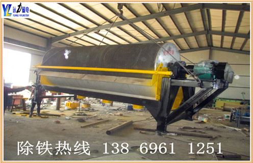 CTB永磁筒式磁選機(jī)的組成 CTB永磁筒式磁選機(jī)由永磁圓筒.槽體.均勻布料器.機(jī)架.傳動裝置.磁系調(diào)整裝置.精礦槽.尾礦槽等組成,針對大磁包角設(shè)計的特殊結(jié)構(gòu)槽體設(shè)置了進(jìn)礦口.溢流口.粗顆粒排出孔.精礦口以及精礦漂洗水管.在卸礦區(qū)域設(shè)置噴淋管, 可減少精礦夾雜,提高精礦品位.礦漿從溢流口排出后沿軸向均勻分布, 特別設(shè)置的篩板又能避免粗顆粒及雜物進(jìn)入槽體 二.CTB永磁筒式磁選機(jī)價格影響因素 永磁筒式設(shè)備大大提高了磁選機(jī)的處理能力, 為新建或改擴(kuò)建大型鐵礦選礦廠的設(shè)備選型提供了更多的選擇.筒式磁選機(jī)比較價格比較便宜,幾千到幾萬的都有,根據(jù)處理量的不同來具體定價.