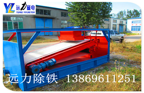帶式平板磁選機(jī)采用優(yōu)質(zhì)除鐵磁選機(jī)皮帶 ,遠(yuǎn)力平板磁選機(jī)這幾年的進(jìn)步很多客戶都有目共睹,它從簡易的結(jié)構(gòu)發(fā)展成為智能的.高效的.節(jié)能的優(yōu)質(zhì)設(shè)備,解決了很多弱磁性礦物的除鐵難題.遠(yuǎn)力平板磁選機(jī)逆水行舟,強(qiáng)勢(shì)來襲,工作效率大步提升,除鐵提純精度高,是高效除鐵設(shè)備的代表. 1.遠(yuǎn)力平板磁選機(jī)的性能優(yōu)勢(shì): ■整機(jī)完成粗篩分.磁選作業(yè),優(yōu)化選礦作業(yè)流程. ■主體磁選設(shè)備采用稀土制釹鐵硼強(qiáng)磁與鐵氧體組成復(fù)合磁系,磁感應(yīng)強(qiáng)度高,磁場(chǎng)作用深度大. ■體積小,在經(jīng)常拖動(dòng)設(shè)備的情況下使用更方便. ■運(yùn)行穩(wěn)定,能適應(yīng)惡劣環(huán)境下能長時(shí)間連續(xù)工作. ■磁滾筒表面加裝耐磨不銹鋼筒皮,保證更長的設(shè)備使用壽命. ■ 結(jié)構(gòu)簡單. 處理量大,回收率高,節(jié)能環(huán)保.操作方便.易于維護(hù)等優(yōu)點(diǎn).