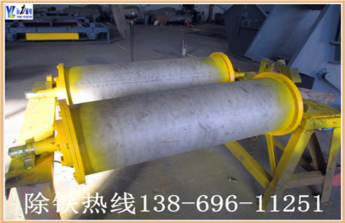 1.干式永磁滾筒采用人民共和國(guó)機(jī)械工業(yè)標(biāo)準(zhǔn)“JB / 7895-1999”,采用稀土復(fù)合磁性系統(tǒng),并采用高強(qiáng)度膠(J-39)粘結(jié)和環(huán)氧灌注,磁性表面用不銹鋼加強(qiáng)膠膠掛膠,不脫落.氣缸兩端的密封墊圈涂有塑料密封,確保無(wú)水;整體采用先進(jìn)的技術(shù)和合理的結(jié)構(gòu).經(jīng)過特殊設(shè)計(jì),使的磁場(chǎng)強(qiáng)度分布更為合理,分選效果更明顯. 2.此碎鋼磁選機(jī)永磁筒體機(jī)身通過特殊設(shè)計(jì),不易堵塞材料,運(yùn)行材料.通過半逆流類型.