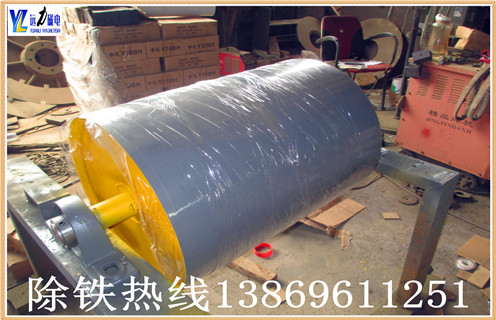 2.此碎鋼磁選機(jī)永磁筒體機(jī)身通過特殊設(shè)計(jì),不易堵塞材料,運(yùn)行材料.通過半逆流類型.  　　3..有兩種左右傳輸模式.  　　4.永磁體輥面橡膠采用直接硫化代替粘接,硫化層采用高耐磨橡膠,厚度4mm,用2-3年,粘接強(qiáng)度為3.5MPa.  　　5.場(chǎng)強(qiáng),磁場(chǎng)深度,加工能力大  　　6.結(jié)構(gòu)簡(jiǎn)單,容量大;操作簡(jiǎn)單,維護(hù)方便.
